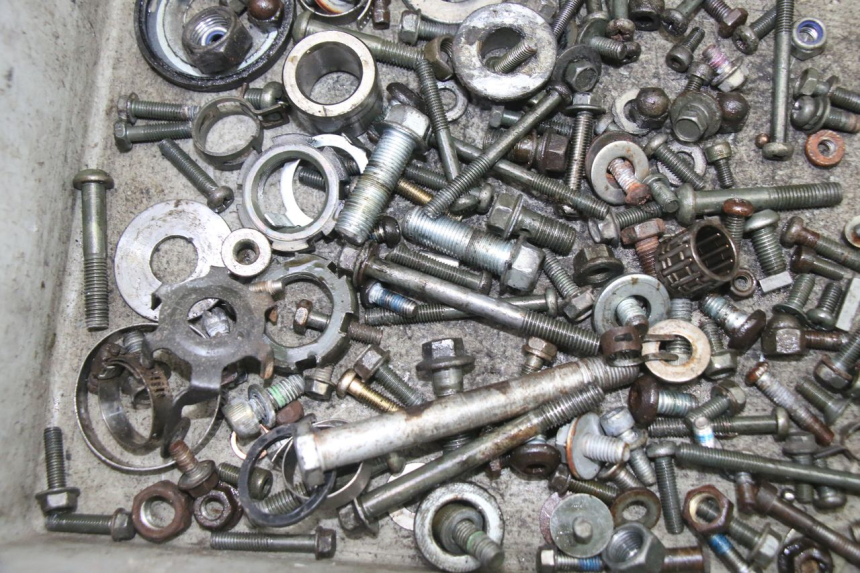 photo de ZAK SCHROEVEN EN BEVESTIGINGSMATERIAAL YAMAHA TDR DELTABOX 125 (1997 - 2003) - Andere kijkhoek