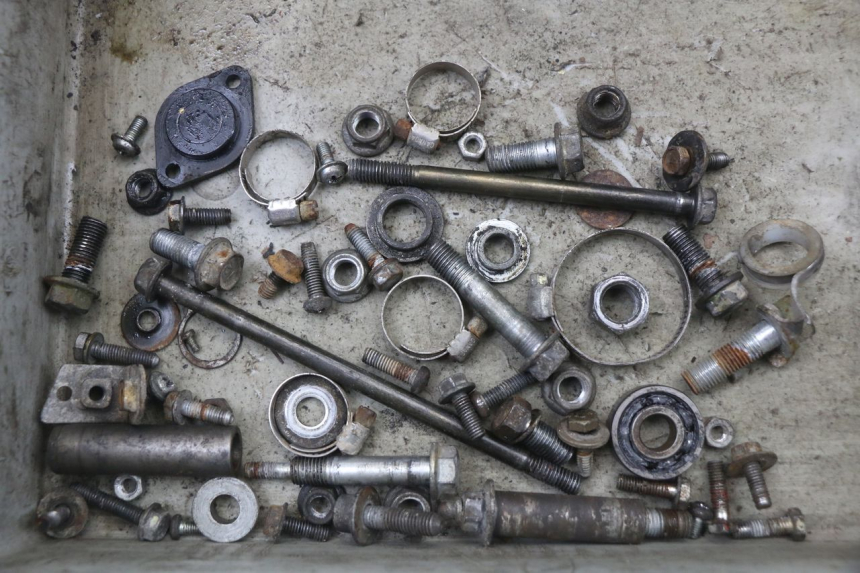 photo de ZAK SCHROEVEN EN BEVESTIGINGSMATERIAAL SUZUKI TS X 80 (1984 - 1988) - Hoofdaanzicht