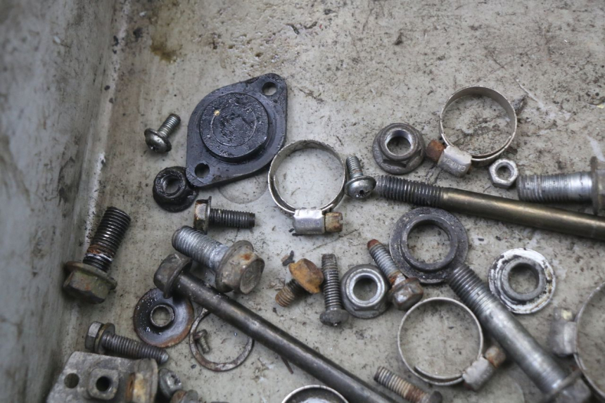 photo de ZAK SCHROEVEN EN BEVESTIGINGSMATERIAAL SUZUKI TS X 80 (1984 - 1988) - Detail van het onderdeel