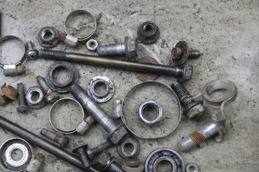 photo de ZAK SCHROEVEN EN BEVESTIGINGSMATERIAAL SUZUKI TS X 80 (1984 - 1988) - Zoom op gebruiksstaat