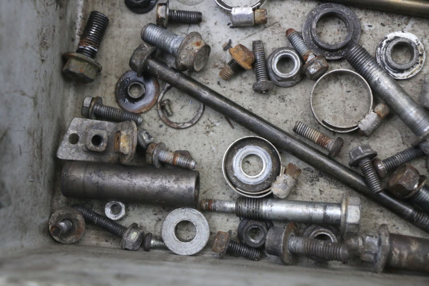 photo de ZAK SCHROEVEN EN BEVESTIGINGSMATERIAAL SUZUKI TS X 80 (1984 - 1988) - Andere kijkhoek