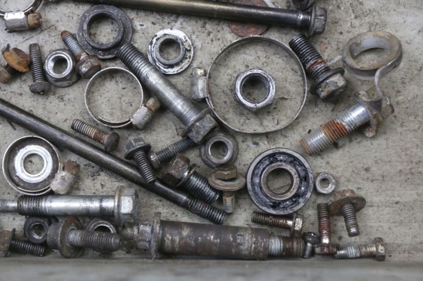 photo de ZAK SCHROEVEN EN BEVESTIGINGSMATERIAAL SUZUKI TS X 80 (1984 - 1988) - Technische close-up