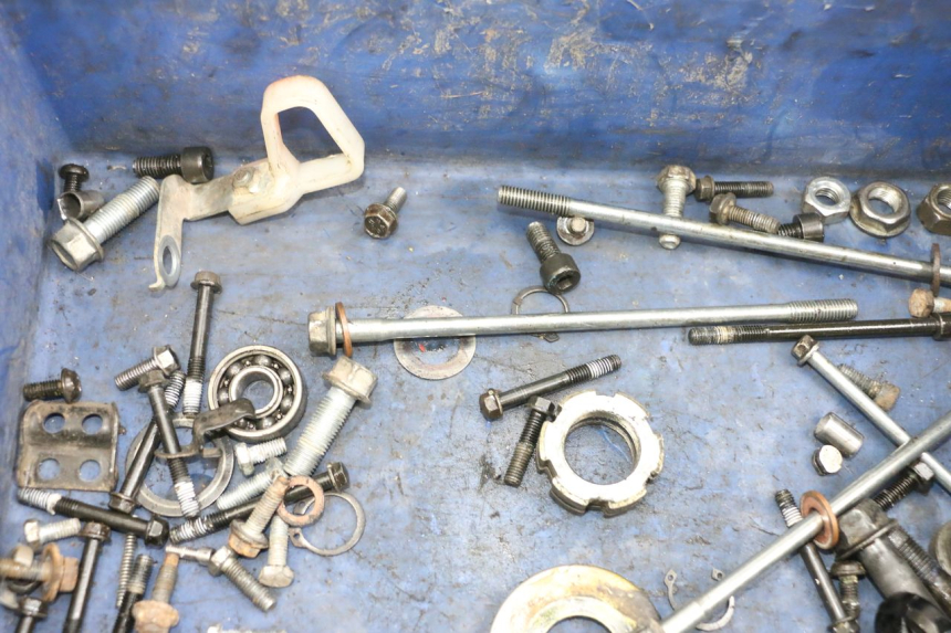 photo de ZAK SCHROEVEN EN BEVESTIGINGSMATERIAAL YAMAHA TTR 125 (2000 - 2020) - Detail van het onderdeel