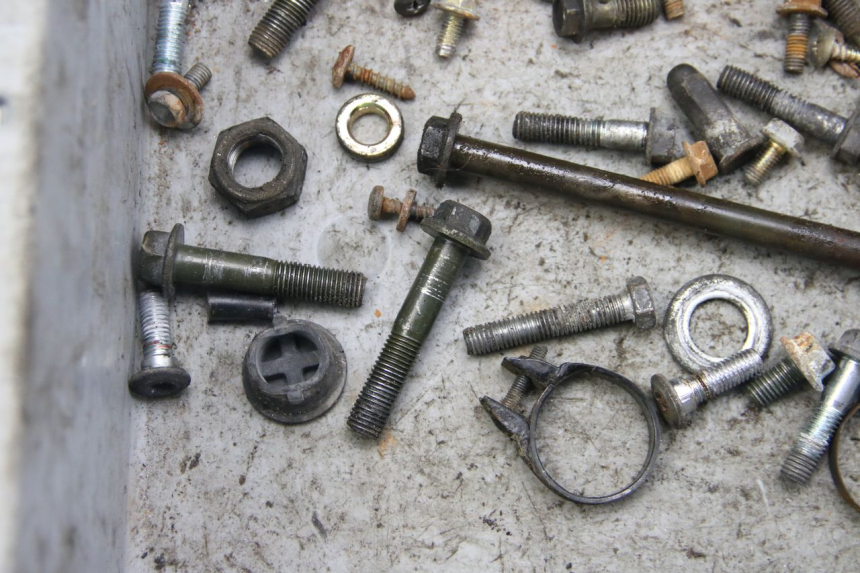 photo de ZAK SCHROEVEN EN BEVESTIGINGSMATERIAAL PEUGEOT TWEET 4T 50 (2010 - 2014) - Detail van het onderdeel