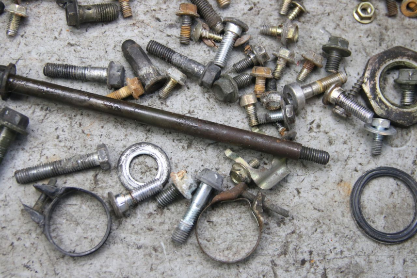 photo de ZAK SCHROEVEN EN BEVESTIGINGSMATERIAAL PEUGEOT TWEET 4T 50 (2010 - 2014) - Zoom op gebruiksstaat