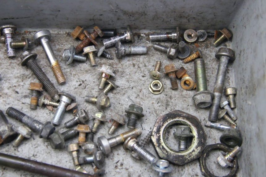 photo de ZAK SCHROEVEN EN BEVESTIGINGSMATERIAAL PEUGEOT TWEET 4T 50 (2010 - 2014) - Technische close-up