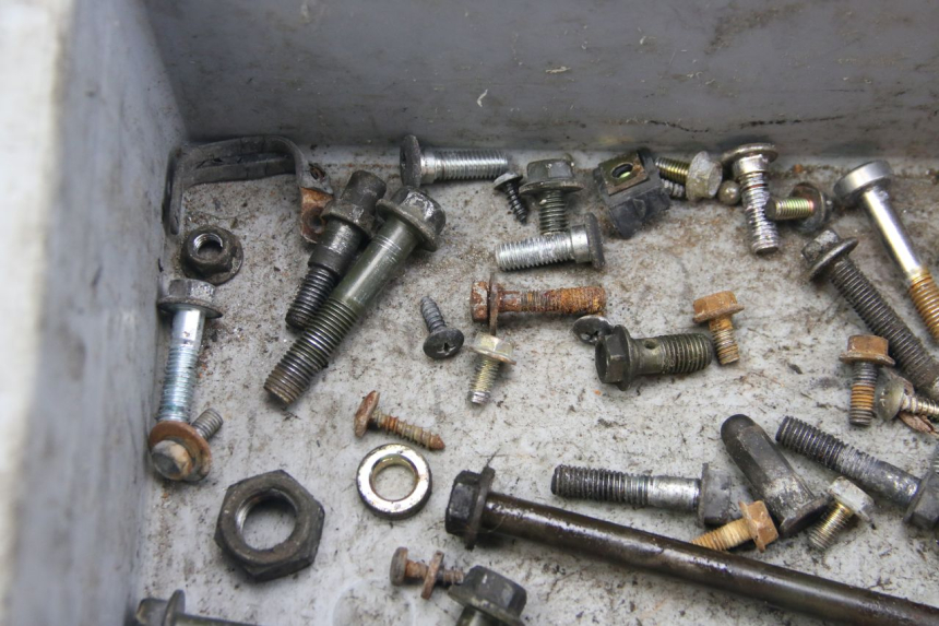 photo de ZAK SCHROEVEN EN BEVESTIGINGSMATERIAAL PEUGEOT TWEET 4T 50 (2010 - 2014) - Bevestigingspunten