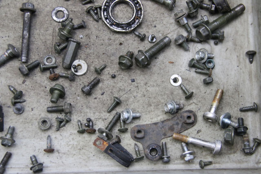 photo de ZAK SCHROEVEN EN BEVESTIGINGSMATERIAAL PEUGEOT TWEET 4T 50 (2010 - 2014) - Zoom op gebruiksstaat