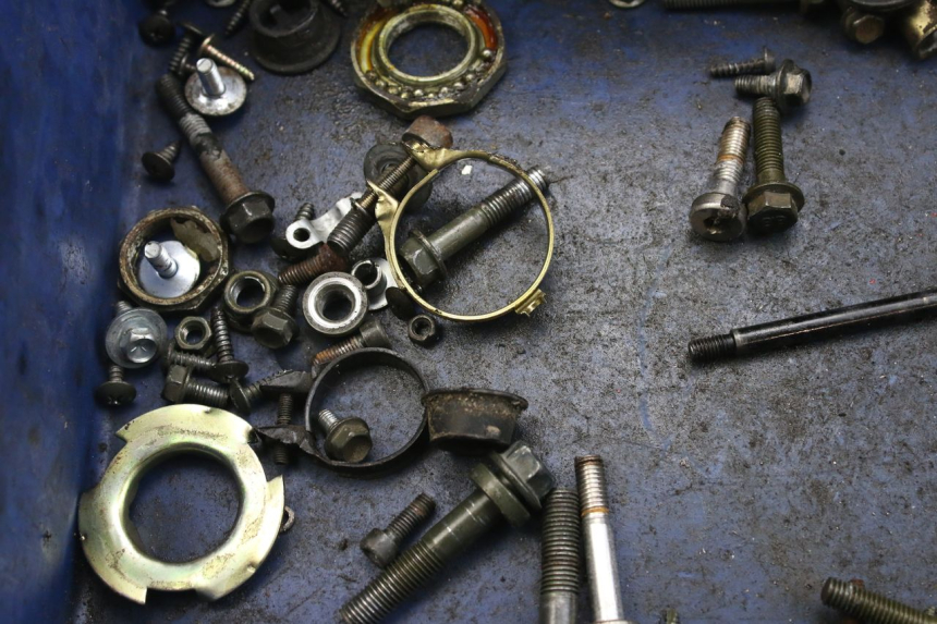 photo de ZAK SCHROEVEN EN BEVESTIGINGSMATERIAAL PEUGEOT TWEET 4T 50 (2010 - 2014) - Zoom op gebruiksstaat