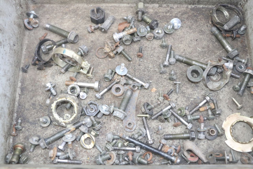 photo de ZAK SCHROEVEN EN BEVESTIGINGSMATERIAAL PEUGEOT TWEET 4T 50 (2010 - 2014) - Detail van het onderdeel