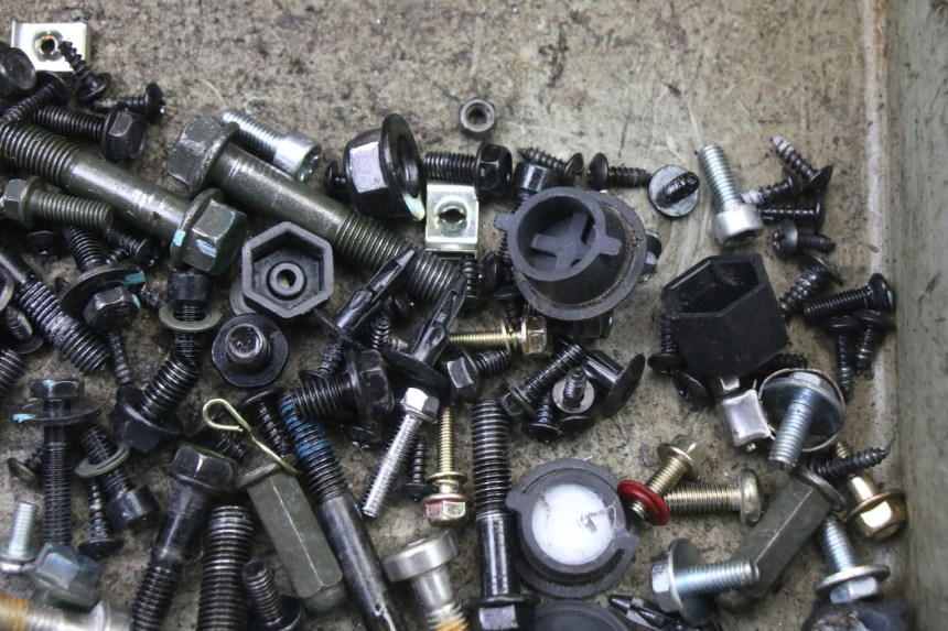 photo de ZAK SCHROEVEN EN BEVESTIGINGSMATERIAAL PEUGEOT TWEET 4T 50 (2023 - 2025) - Zoom op gebruiksstaat