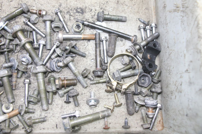 photo de ZAK SCHROEVEN EN BEVESTIGINGSMATERIAAL PEUGEOT TWEET 4T 50 (2014 - 2019) - Zoom op gebruiksstaat