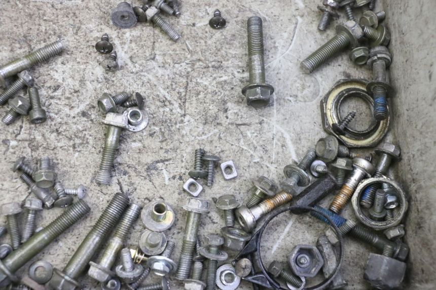 photo de ZAK SCHROEVEN EN BEVESTIGINGSMATERIAAL PEUGEOT TWEET 4T 50 (2018 - 2022) - Zoom op gebruiksstaat