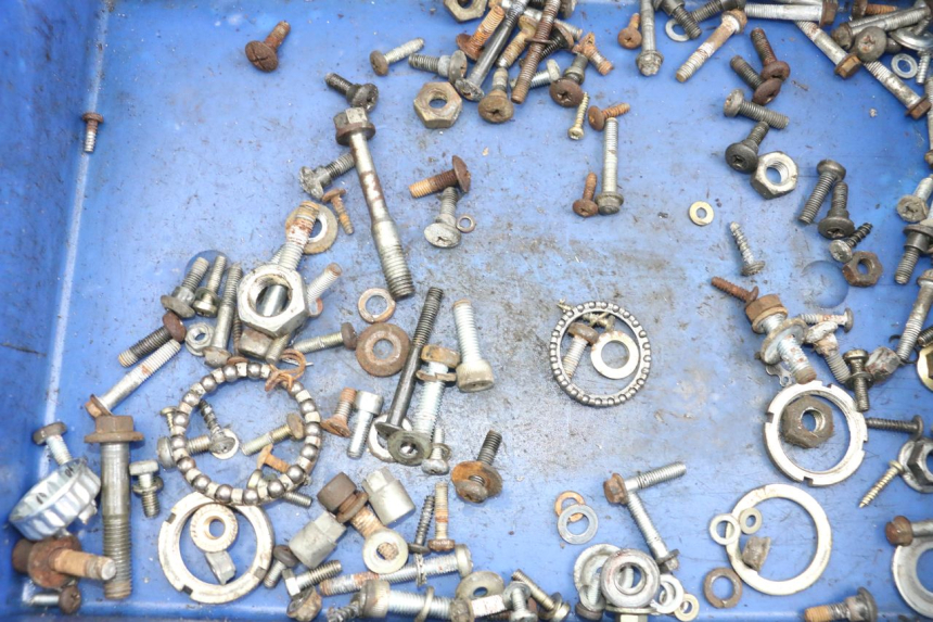 photo de ZAK SCHROEVEN EN BEVESTIGINGSMATERIAAL PIAGGIO TYPHOON 80 (1994 - 1997) - Zoom op gebruiksstaat