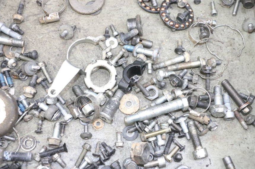 photo de ZAK SCHROEVEN EN BEVESTIGINGSMATERIAAL YAMAHA TZR 50 (2008 - 2016) - Detail van het onderdeel