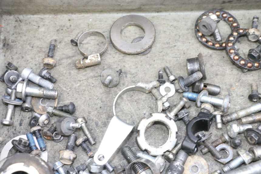 photo de ZAK SCHROEVEN EN BEVESTIGINGSMATERIAAL YAMAHA TZR 50 (2008 - 2016) - Zoom op gebruiksstaat