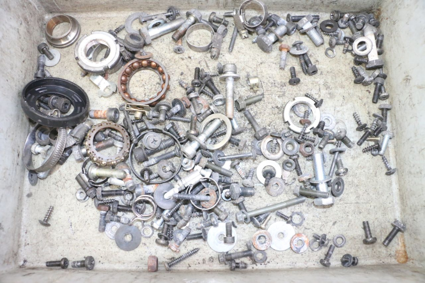 photo de ZAK SCHROEVEN EN BEVESTIGINGSMATERIAAL SUZUKI UH BURGMAN 125 (2002 - 2006) - Hoofdaanzicht