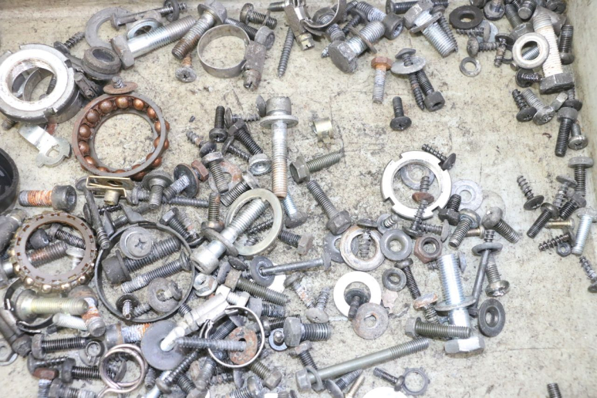 photo de ZAK SCHROEVEN EN BEVESTIGINGSMATERIAAL SUZUKI UH BURGMAN 125 (2002 - 2006) - Detail van het onderdeel