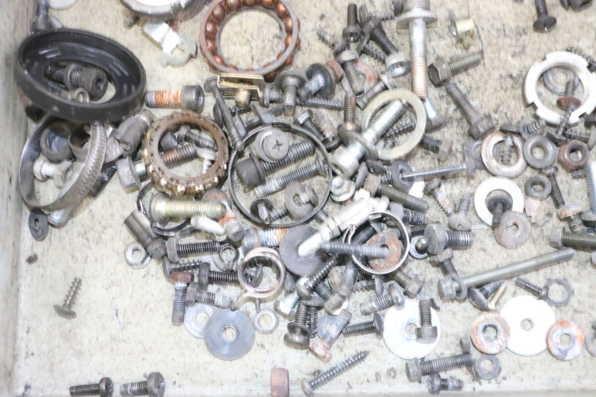 photo de ZAK SCHROEVEN EN BEVESTIGINGSMATERIAAL SUZUKI UH BURGMAN 125 (2002 - 2006) - Zoom op gebruiksstaat