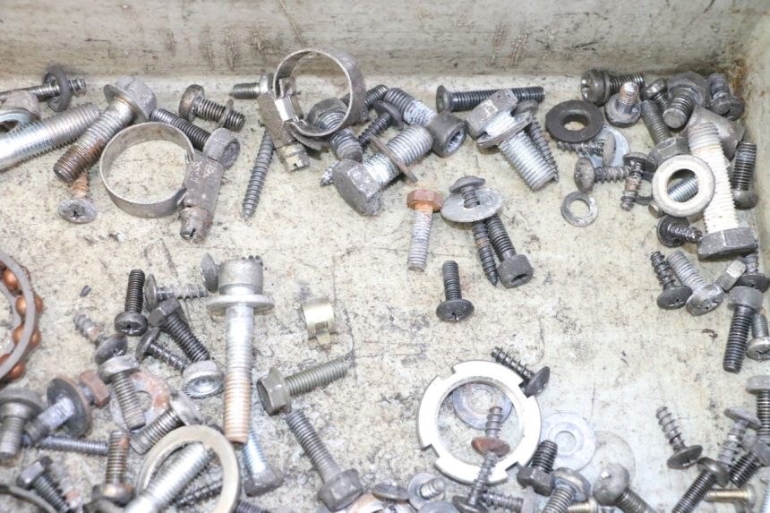 photo de ZAK SCHROEVEN EN BEVESTIGINGSMATERIAAL SUZUKI UH BURGMAN 125 (2002 - 2006) - Andere kijkhoek