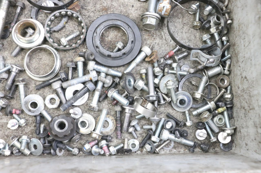 photo de ZAK SCHROEVEN EN BEVESTIGINGSMATERIAAL KAWASAKI VERSYS ABS 650 (2015 - 2018) - Detail van het onderdeel