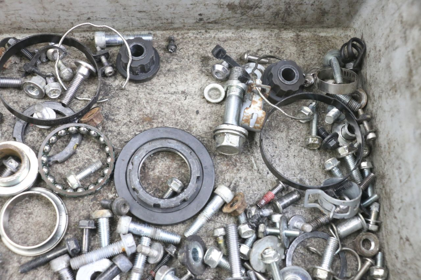 photo de ZAK SCHROEVEN EN BEVESTIGINGSMATERIAAL KAWASAKI VERSYS ABS 650 (2015 - 2018) - Zoom op gebruiksstaat