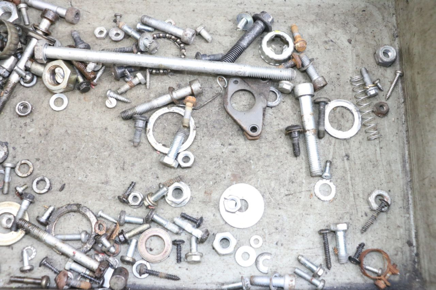 photo de ZAK SCHROEVEN EN BEVESTIGINGSMATERIAAL PIAGGIO VESPA LX 2T 50 (2005 - 2013) - Detail van het onderdeel