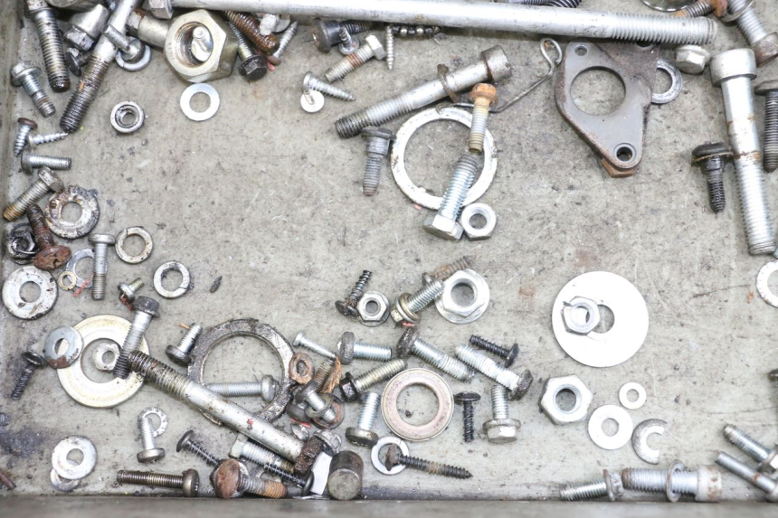 photo de ZAK SCHROEVEN EN BEVESTIGINGSMATERIAAL PIAGGIO VESPA LX 2T 50 (2005 - 2013) - Zoom op gebruiksstaat