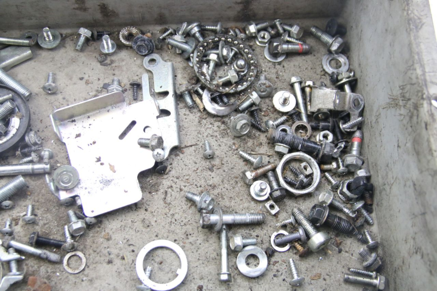 photo de ZAK SCHROEVEN EN BEVESTIGINGSMATERIAAL HONDA VISION NSC R 50 (2013 - 2015) - Detail van het onderdeel