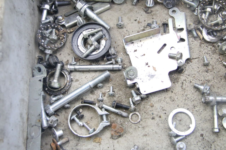 photo de ZAK SCHROEVEN EN BEVESTIGINGSMATERIAAL HONDA VISION NSC R 50 (2013 - 2015) - Zoom op gebruiksstaat