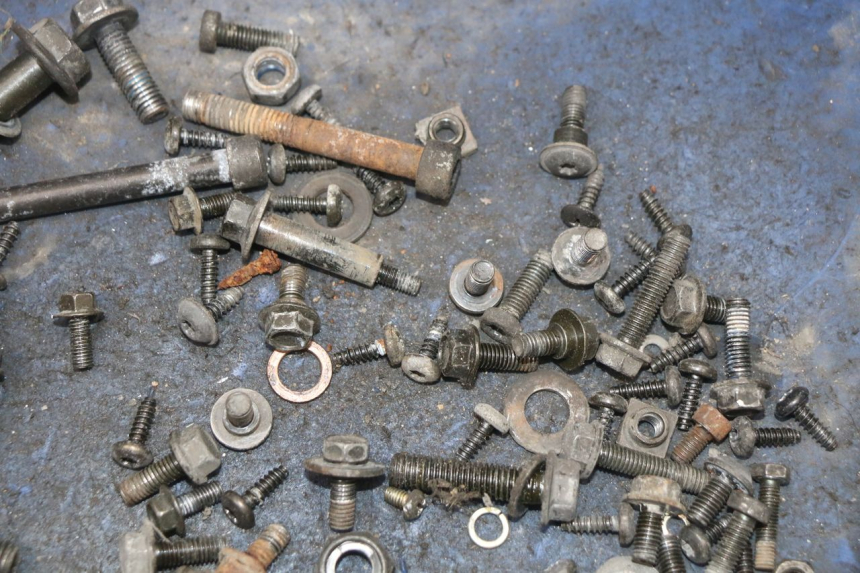 photo de ZAK SCHROEVEN EN BEVESTIGINGSMATERIAAL PEUGEOT VIVACITY NEW 4T 50 (2008 - 2017) - Zoom op gebruiksstaat