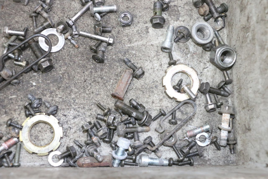 photo de ZAK SCHROEVEN EN BEVESTIGINGSMATERIAAL PEUGEOT VIVACITY NEW 4T 50 (2008 - 2017) - Zoom op gebruiksstaat