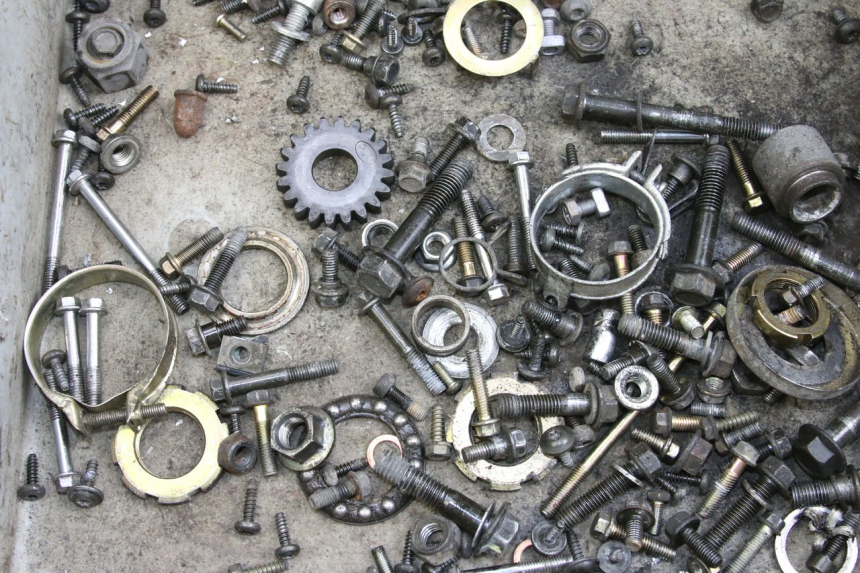 photo de ZAK SCHROEVEN EN BEVESTIGINGSMATERIAAL PEUGEOT VIVACITY 125 (2010 - 2017) - Zoom op gebruiksstaat