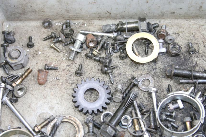 photo de ZAK SCHROEVEN EN BEVESTIGINGSMATERIAAL PEUGEOT VIVACITY 125 (2010 - 2017) - Andere kijkhoek