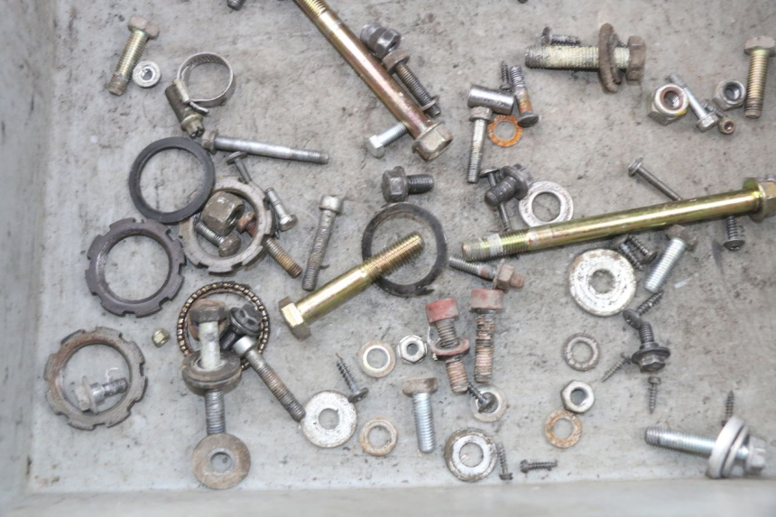 photo de ZAK SCHROEVEN EN BEVESTIGINGSMATERIAAL PEUGEOT VIVACITY 50 (1998 - 2003) - Zoom op gebruiksstaat