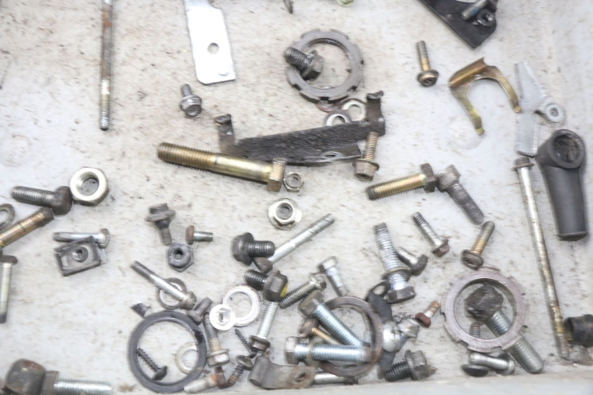 photo de ZAK SCHROEVEN EN BEVESTIGINGSMATERIAAL PEUGEOT VIVACITY 50 (2004 - 2009) - Zoom op gebruiksstaat