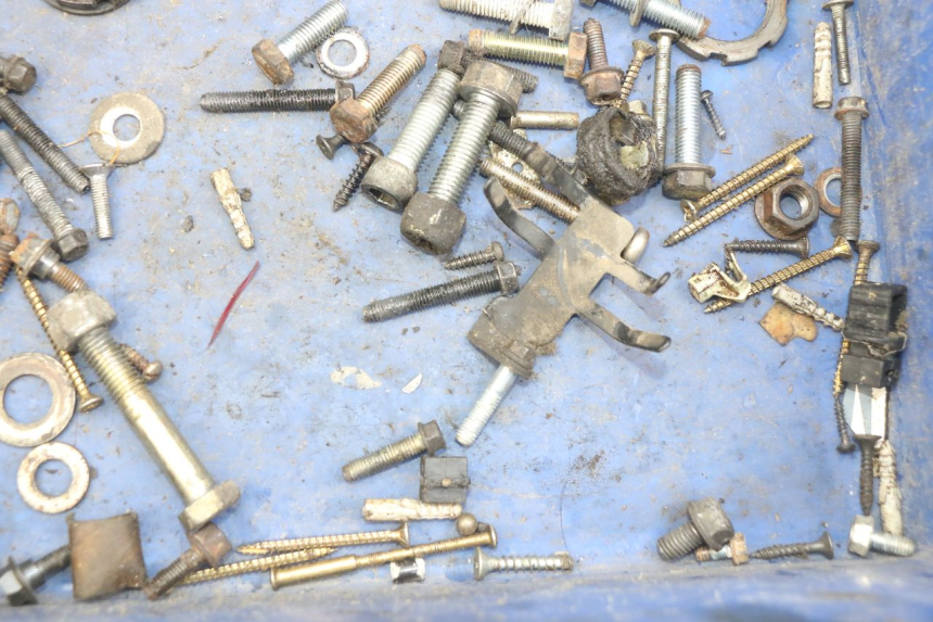 photo de ZAK SCHROEVEN EN BEVESTIGINGSMATERIAAL PEUGEOT VIVACITY 50 (1998 - 2003) - Zoom op gebruiksstaat