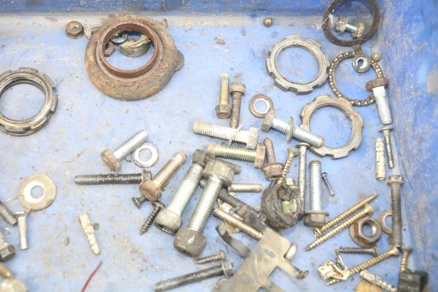 photo de ZAK SCHROEVEN EN BEVESTIGINGSMATERIAAL PEUGEOT VIVACITY 50 (1998 - 2003) - Andere kijkhoek