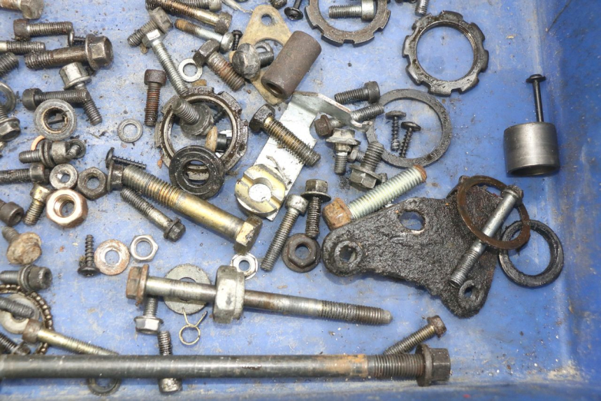 photo de ZAK SCHROEVEN EN BEVESTIGINGSMATERIAAL PEUGEOT VIVACITY 50 (2004 - 2009) - Zoom op gebruiksstaat