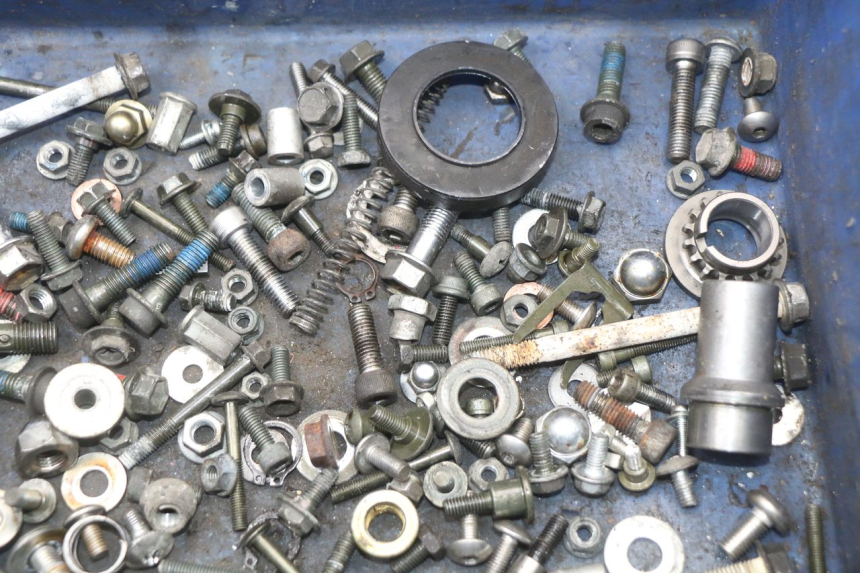 photo de ZAK SCHROEVEN EN BEVESTIGINGSMATERIAAL SUZUKI VL INTRUDER 125 (2004 - 2007) - Zoom op gebruiksstaat