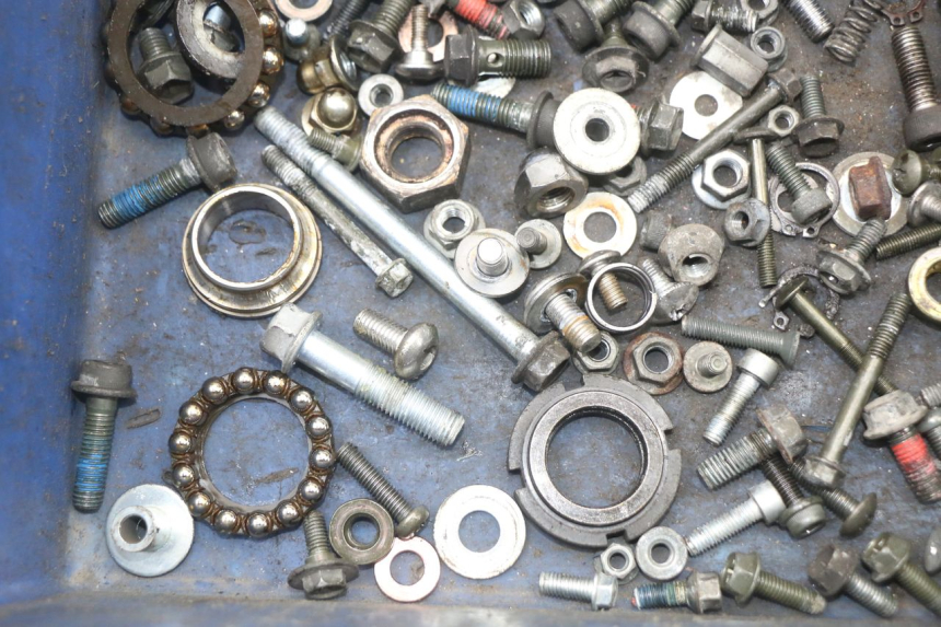 photo de ZAK SCHROEVEN EN BEVESTIGINGSMATERIAAL SUZUKI VL INTRUDER 125 (2004 - 2007) - Andere kijkhoek