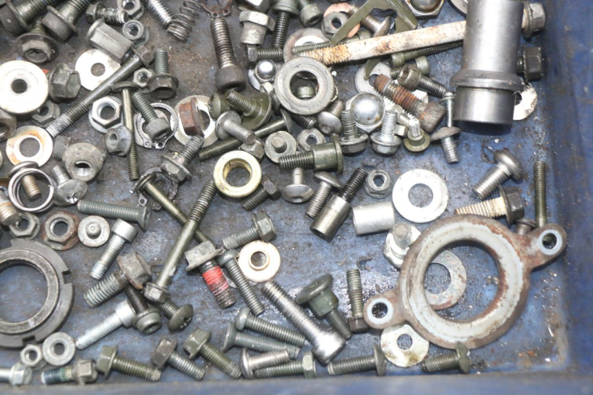 photo de ZAK SCHROEVEN EN BEVESTIGINGSMATERIAAL SUZUKI VL INTRUDER 125 (2004 - 2007) - Technische close-up