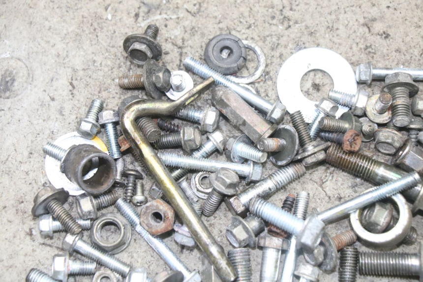 photo de ZAK SCHROEVEN EN BEVESTIGINGSMATERIAAL VONROAD YIBEN 125 (2006 - 2010) - Detail van het onderdeel