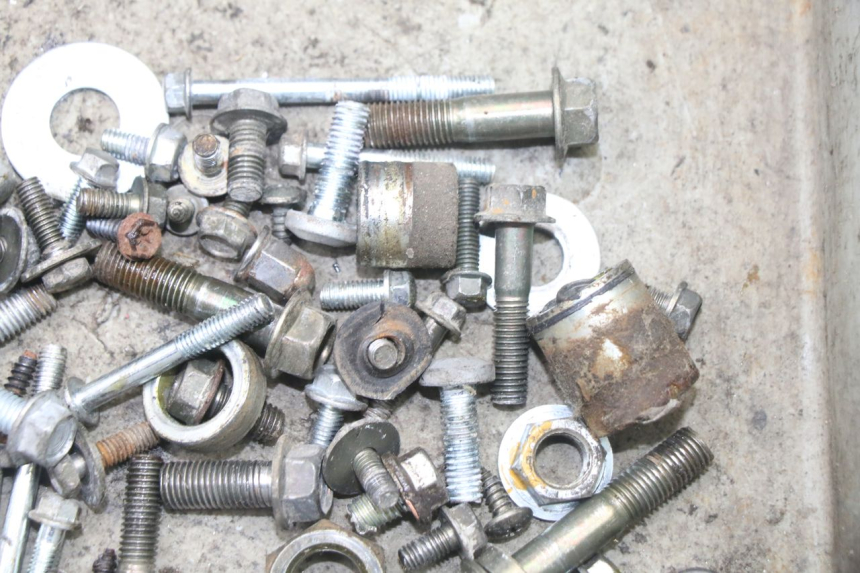 photo de ZAK SCHROEVEN EN BEVESTIGINGSMATERIAAL VONROAD YIBEN 125 (2006 - 2010) - Zoom op gebruiksstaat