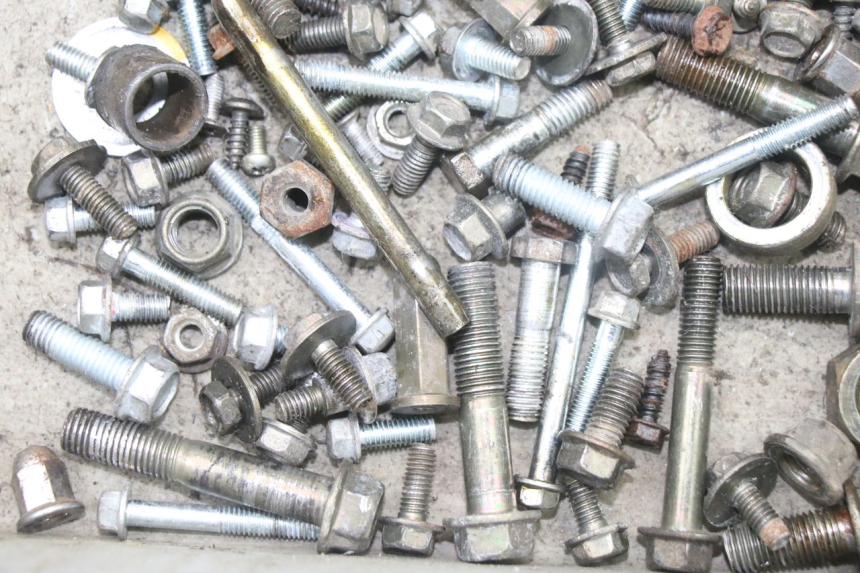 photo de ZAK SCHROEVEN EN BEVESTIGINGSMATERIAAL VONROAD YIBEN 125 (2006 - 2010) - Andere kijkhoek