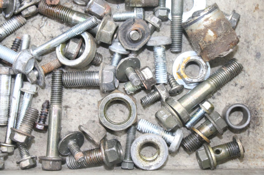 photo de ZAK SCHROEVEN EN BEVESTIGINGSMATERIAAL VONROAD YIBEN 125 (2006 - 2010) - Technische close-up