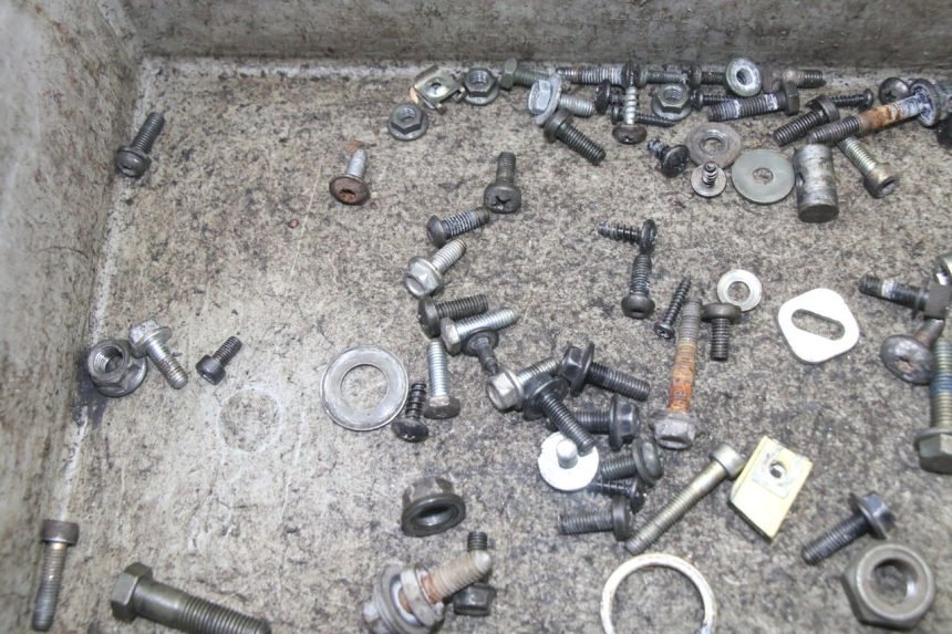 photo de ZAK SCHROEVEN EN BEVESTIGINGSMATERIAAL YAMAHA WHY 50 (1998 - 2000) - Detail van het onderdeel