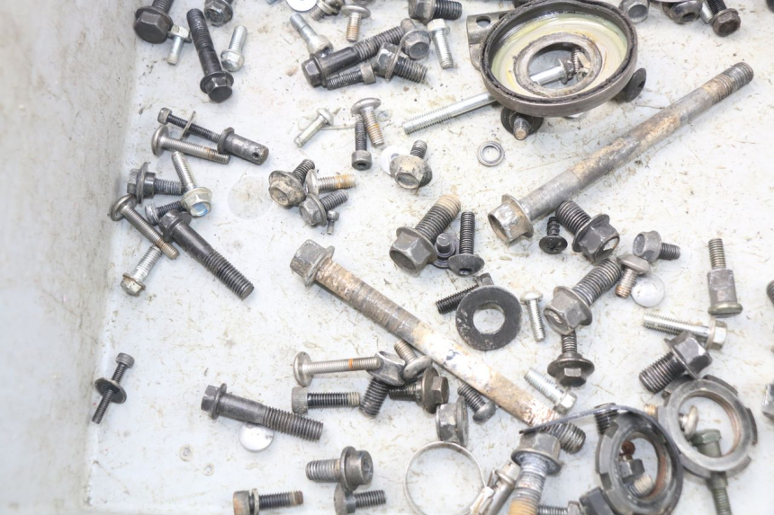 photo de ZAK SCHROEVEN EN BEVESTIGINGSMATERIAAL YAMAHA WR R 125 (2009 - 2017) - Detail van het onderdeel