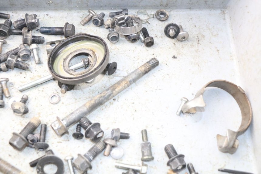 photo de ZAK SCHROEVEN EN BEVESTIGINGSMATERIAAL YAMAHA WR R 125 (2009 - 2017) - Andere kijkhoek