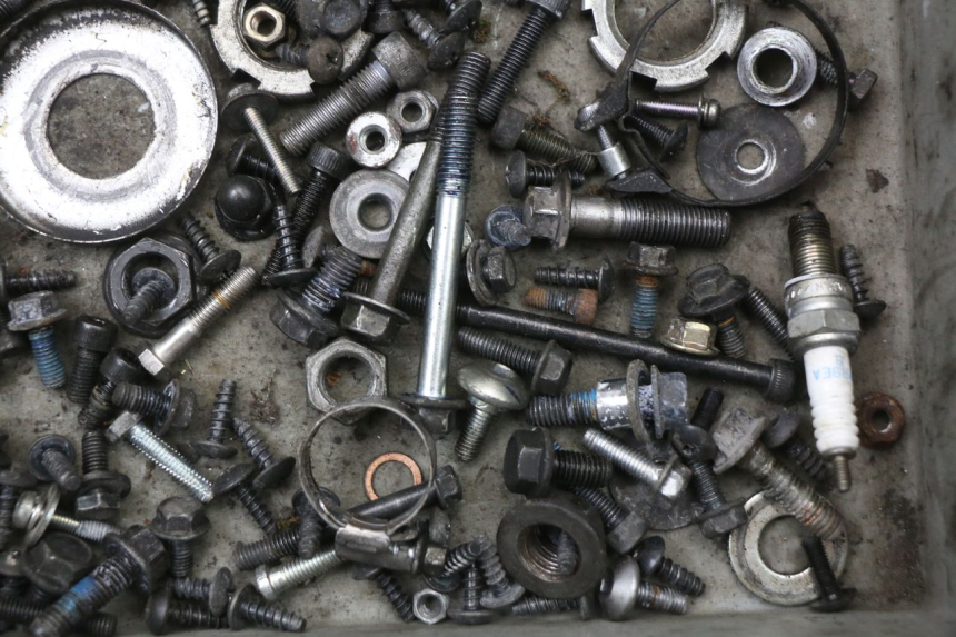 photo de ZAK SCHROEVEN EN BEVESTIGINGSMATERIAAL YAMAHA X-MAX XMAX 125 (2010 - 2013) - Technische close-up